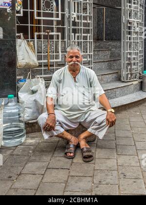 Mumbai, Inde - 22 novembre 2019 : homme local non-tifié avec une moustache assis dans la rue à Mumbai, Inde. Banque D'Images