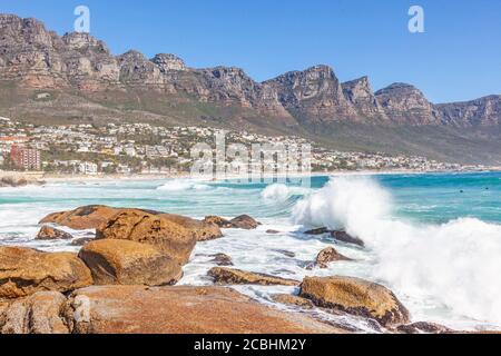 La plage de Camps Bay à Cape Town, Afrique du Sud, avec les douze apôtres dans l'arrière-plan. Banque D'Images