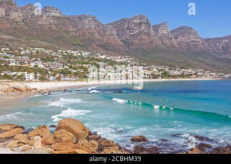 Camps Bay Beach au Cap, en Afrique du Sud, avec Glen Beach en premier plan et les douze Apôtres en arrière-plan. Banque D'Images