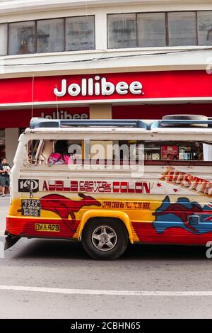 Cebu / Philippines - 10 juillet 2019 : minibus pour les transports en commun aux Philippines Banque D'Images