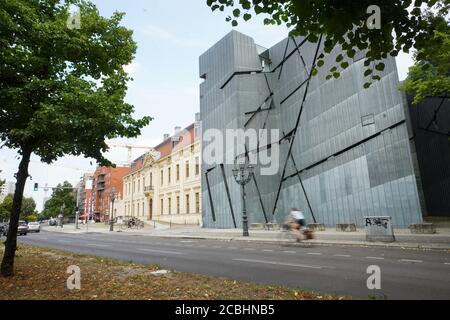 Berlin, Allemagne. 13 août 2020. Vue sur le bâtiment du Musée juif conçu par l'architecte Daniel Libeskind. Le 23 août, après plus de deux ans de préparation, la nouvelle exposition permanente au Musée juif sera ouverte. Credit: Jörg Carstensen/dpa/Alay Live News Banque D'Images