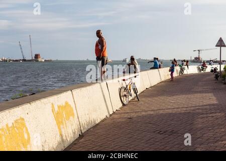 Cebu / Philippines - 10 juillet 2019 : homme philippin debout sur le mur sur la promenade de Cebu Banque D'Images