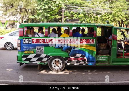 Cebu / Philippines - 10 juillet 2019 : minibus pour les transports en commun aux Philippines Banque D'Images