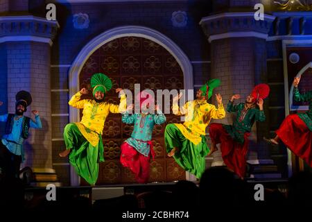 Danse bhangra de style punjabi (Un célèbre style indien de danse dans l'État du Punjab) Banque D'Images