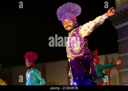 Danse bhangra de style punjabi (Un célèbre style indien de danse dans l'État du Punjab) Banque D'Images