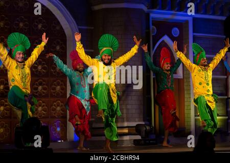 Danse bhangra de style punjabi (Un célèbre style indien de danse dans l'État du Punjab) Banque D'Images