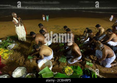 Vavu Bali est un événement de rendre hommage aux ancêtres. Puja (UN rituel) est exécuté sur les berges et les plages le jour de l'absence de lune Banque D'Images