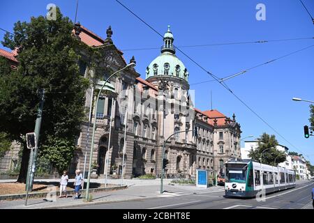 Potsdam, Allemagne. 12 août 2020. L'hôtel de ville dans la Friedrich-Ebert-Straße. L'hôtel de ville d'aujourd'hui a été construit entre 1902 et 1907 en tant que bâtiment gouvernemental pour la capitale de l'État. La façade extérieure face à Friedrich-Ebert-Straße est en grès, le hall d'escalier est d'environ 16 mètres de haut. En tant que nouvel hôtel de ville, le Stadthaus est le siège de l'administration de la ville, du maire Lord et du bureau d'enregistrement. L'hôtel de ville est situé sur l'Alter Markt. Credit: Soeren Stache/dpa-Zentralbild/ZB/dpa/Alay Live News Banque D'Images