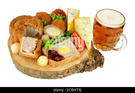 Le buffet traditionnel des plats du déjeuner est composé d'une pinte de bière isolé sur un fond blanc Banque D'Images