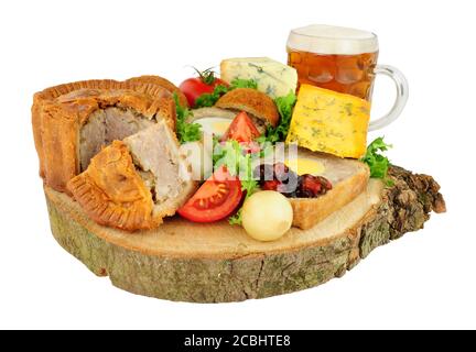 Le buffet traditionnel des plats du déjeuner est composé d'une pinte de bière isolé sur un fond blanc Banque D'Images