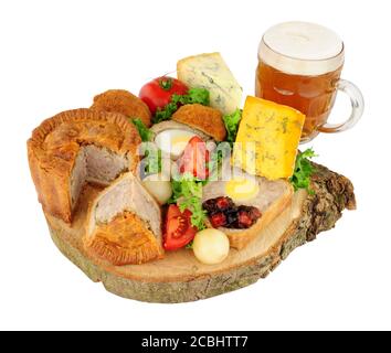 Le buffet traditionnel des plats du déjeuner est composé d'une pinte de bière isolé sur un fond blanc Banque D'Images