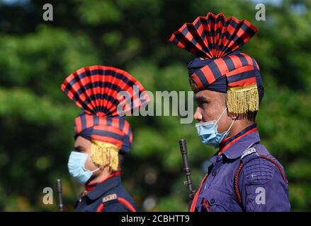 Guwahati, Inde. 13 août 2020. Des soldats paramilitaires indiens portant un masque pendant les répétitions complètes pour les célébrations du 74e jour de l'indépendance, dans le cadre de la pandémie COVID-19 en cours, à Guwahati. Photo: David Talukdar/Alay Live News Banque D'Images