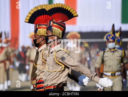 Guwahati, Inde. 13 août 2020. Des soldats paramilitaires indiens portant un masque pendant les répétitions complètes pour les célébrations du 74e jour de l'indépendance, dans le cadre de la pandémie COVID-19 en cours, à Guwahati. Photo: David Talukdar/Alay Live News Banque D'Images