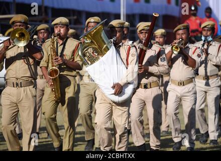 Guwahati, Inde. 13 août 2020. Des soldats paramilitaires indiens portant un masque pendant les répétitions complètes pour les célébrations du 74e jour de l'indépendance, dans le cadre de la pandémie COVID-19 en cours, à Guwahati. Photo: David Talukdar/Alay Live News Banque D'Images