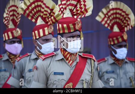 Guwahati, Inde. 13 août 2020. Des soldats paramilitaires indiens portant un masque pendant les répétitions complètes pour les célébrations du 74e jour de l'indépendance, dans le cadre de la pandémie COVID-19 en cours, à Guwahati. Photo: David Talukdar/Alay Live News Banque D'Images