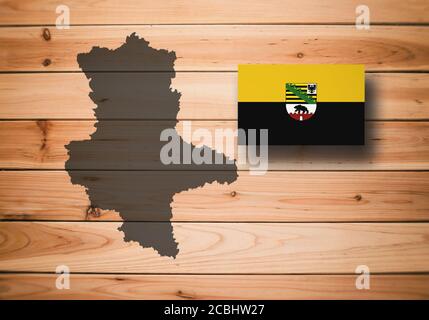 Carte et drapeau de Saxe-Anhalt (Sachsen-Anhalt), Etat fédéral allemand, sur fond de bois, illustration 3D. Banque D'Images