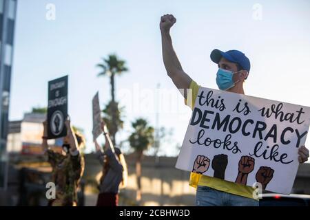 Los Angeles, Californie, États-Unis. 12 août 2020. Jonathan Karp les manifestations en faveur de Black Lives sont importantes à l'extérieur de la Galleria à Sherman Oaks, dans le cadre du groupe Valley of change. Le groupe proteste tous les jours de la semaine depuis mai 31 crédit: Jill Connelly/ZUMA Wire/Alamy Live News Banque D'Images