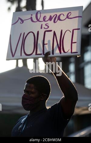 Los Angeles, Californie, États-Unis. 12 août 2020. Will Green manifestations en faveur de Black Lives ont de l'importance à l'extérieur de la Galleria à Sherman Oaks, dans le cadre du groupe Valley of change. Le groupe proteste tous les jours de la semaine depuis mai 31. Credit: Jill Connelly/ZUMA Wire/Alay Live News Banque D'Images