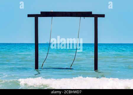 Balancer dans l'eau turquoise sur la plage à marée haute. Tableau d'inscription vide. Le concept de voyage, de loisirs et d'excursions sur les îles exotiques avec un Banque D'Images