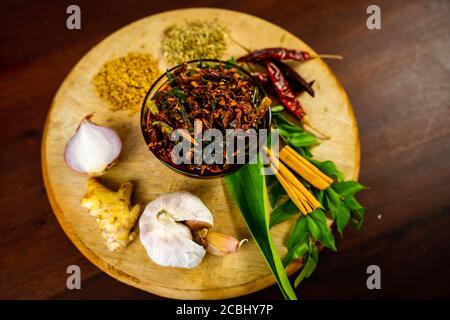 Plat de poisson épicé des Maldives - (sambol/sambal de poisson séché) avec des épinards d'eau verte (Kankun) remuer les frites. Cuisine asiatique. Banque D'Images