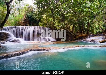 Les chutes de Kuang si ou connues sous le nom de cascades de Tat Kuang si. Ces chutes d'eau sont le voyage préféré des touristes à Luang Prabang avec un bleu turquoise Banque D'Images
