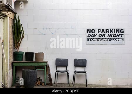 Aucun mot de stationnement écrit sur le mur de briques Banque D'Images