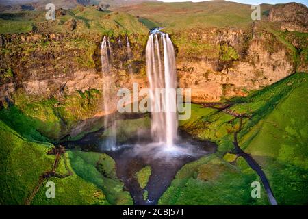 Seljalandfoss depuis la vue aérienne, Islande. Une des plus belles chutes d'eau d'Islande. Banque D'Images