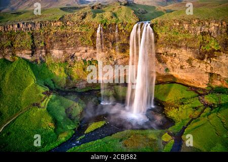 Seljalandfoss depuis la vue aérienne, Islande. Une des plus belles chutes d'eau d'Islande. Banque D'Images