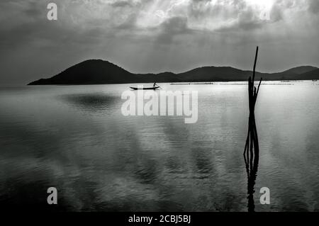 26 septembre 2015 rambha odisha inde : une photo du paysage du lac Chilka à Rambha, Orissa en lumière et ombre Lac Chilka à Rambha, Orissa. Banque D'Images