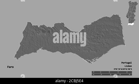Forme de Faro, district du Portugal, avec sa capitale isolée sur fond solide. Échelle de distance, aperçu de la région et libellés. Carte d'élévation à deux niveaux. Banque D'Images