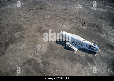 Vue aérienne de l'avion écrasé Dakota Etats-Unis Navy Douglas Super DC-3 sur la plage de sable noir d'islande. Solheimasandur, Islande Banque D'Images