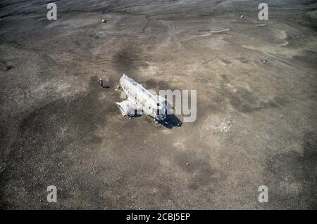 Vue aérienne de l'avion écrasé Dakota Etats-Unis Navy Douglas Super DC-3 sur la plage de sable noir d'islande. Solheimasandur, Islande Banque D'Images