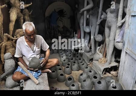 Des idoles d'argile artisan de la Déesse Durga avant Durga Puja Festival Kumartuli Calcutta Inde Bengale Ouest Banque D'Images