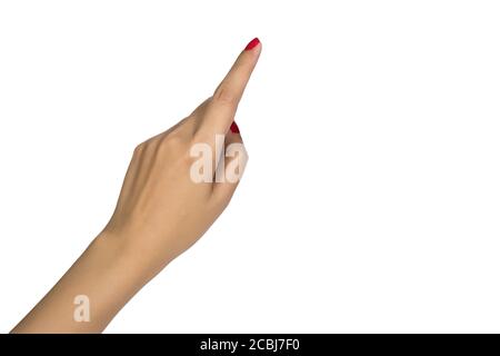 Main de rapage femelle avec un ongle rouge touchant ou pointant vers quelque chose d'isolé sur fond blanc. Banque D'Images