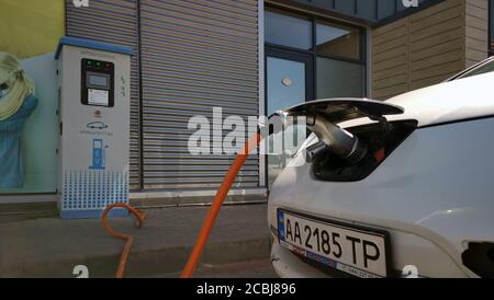 Ravitaillement en carburant de la voiture électrique Nissan Leaf sur la station de charge. Gros plan du câble de charge. Concept d'énergie verte. Piste Kiev-Odessa. 2020 août, Kiev Banque D'Images