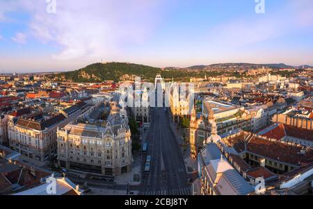 Vue aérienne sur la ville de Budapest. La place Ferenciek est dans cette photo avec la route du journal de la liberté. Beaucoup de beaux vieux bâtiments sont là Paris court for e Banque D'Images