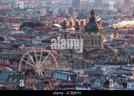 Paysage urbain incroyable sur les toits de budapest avec la roue de ferris et la basilique Saint-Etienne. Banque D'Images