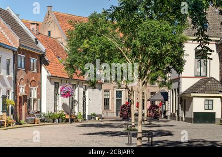 Hattem, pays-Bas, 31 juillet 2020 : la pittoresque Krkplein (place de l'église) avec des arbres, et des maisons en briques et en plâtre dans la vieille ville Banque D'Images