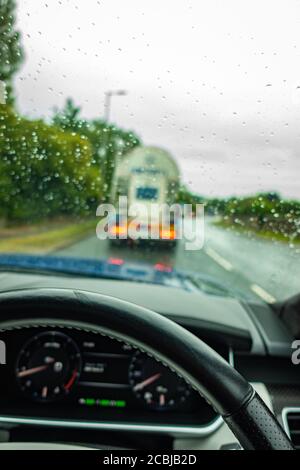 Le conducteur de Ranger Rover est en point de vue lorsqu'il est coincé derrière un camion travaux routiers Banque D'Images