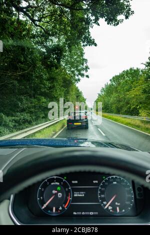 Le conducteur de Ranger Rover est en point de vue lorsqu'il est coincé derrière un camion travaux routiers Banque D'Images