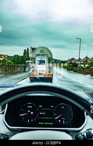 Le conducteur de Ranger Rover est en point de vue lorsqu'il est coincé derrière un camion travaux routiers Banque D'Images