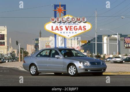 Mercedes Benz S classe 500 tournant à Las Vegas Route de la ville panneau Nevada USA 1998 Banque D'Images