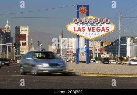 Mercedes Benz S classe 500 tournant à Las Vegas Route de la ville panneau Nevada USA 1998 Banque D'Images