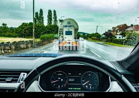 Le conducteur de Ranger Rover est en point de vue lorsqu'il est coincé derrière un camion travaux routiers Banque D'Images