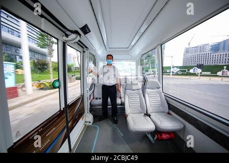 Zhengzhou, Zhengzhou, Chine. 14 août 2020. Henanà¯ÂμÅ'CHINA-le 11 août 2020, henan zhengzhou, zhengdong nouveau district donner la sagesse Island Lake loop, yutong bus automatique de conduite a fait fonctionner pendant un an, qui est basé sur 5 g de L4 bus automatique de conduite ont hautement intelligent, conduit et autonome évitement d'obstacles, Les collègues des intersections de patrouille, comme la tâche, peuvent être précis, complets, peuvent également identifier les ambulances, les moteurs d'incendie, etc. Et prendre l'initiative de céder la place. « Smart car Smart Road ubiquitaire Cloud » apporte de grands changements aux déplacements des citoyens de zhengzhou. Bien qu'il soit en service Banque D'Images