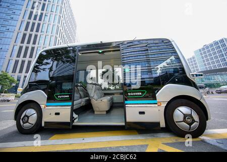 Zhengzhou, Zhengzhou, Chine. 14 août 2020. Henanà¯ÂμÅ'CHINA-le 11 août 2020, henan zhengzhou, zhengdong nouveau district donner la sagesse Island Lake loop, yutong bus automatique de conduite a fait fonctionner pendant un an, qui est basé sur 5 g de L4 bus automatique de conduite ont hautement intelligent, conduit et autonome évitement d'obstacles, Les collègues des intersections de patrouille, comme la tâche, peuvent être précis, complets, peuvent également identifier les ambulances, les moteurs d'incendie, etc. Et prendre l'initiative de céder la place. « Smart car Smart Road ubiquitaire Cloud » apporte de grands changements aux déplacements des citoyens de zhengzhou. Bien qu'il soit en service Banque D'Images