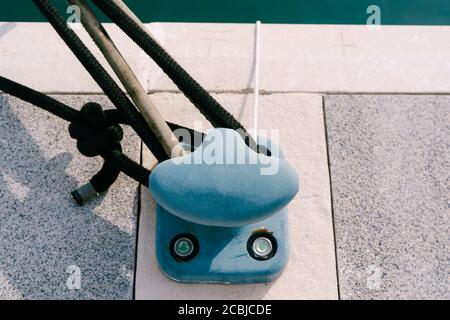Nouveau bollard maritime moderne dans une marina de yacht. Banque D'Images