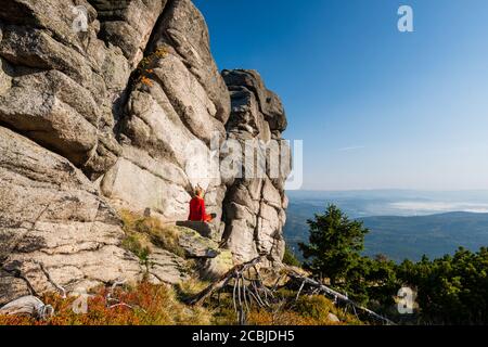 Randonnées le long des sentiers touristiques dans le parc national de Karkonosze Mountain en Pologne avec le sac à dos à l'arrière. Rock formation Horse's Heads Banque D'Images