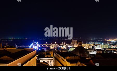 vue de dessus d'une petite ville italienne (cagliari) avec la ville et une roue ferris Banque D'Images