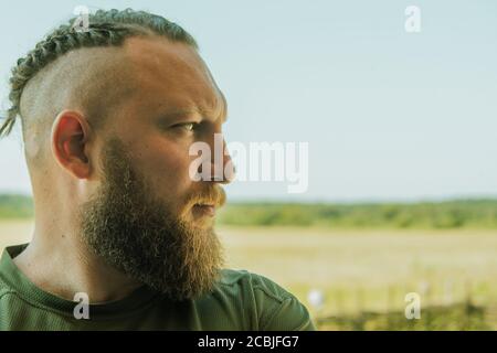 Bel homme à long-barbu. Homme avec un profil de barbe. Liberté, espace, air, motard, style de vie Banque D'Images